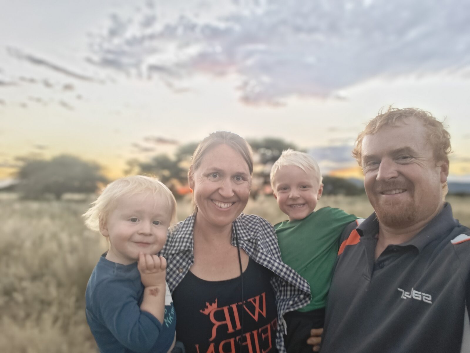 Werner, Wanda, Fabian und Kristoffer auf der Farm bei Sonnenuntergang